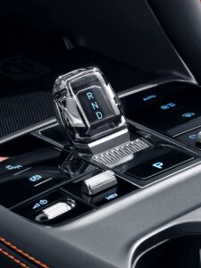 Cần số pha lê quyến rũ Thiết kế nội thất của BYD SEALION 6 lấy cảm hứng từ vẻ đẹp của đại dương, thể hiện rõ ở cần số pha lê quyến rũ. Các nút chức năng bao quanh tính năng tuyệt đẹp này và tăng thêm tính thẩm mỹ tổng thể cho BYD SEALION 6. Nó cũng cung cấp khả năng điều khiển dễ dàng trong tầm tay bạn.