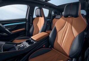 Trải nghiệm sự thoải mái trong những chiếc ghế đa chức năng BYD SEALION 6 là một chiếc SUV với ghế ngồi công thái học đa chức năng được thiết kế để mang lại sự thoải mái đặc biệt. Ghế trước được trang bị khả năng làm mát, điều chỉnh điện và chức năng nhớ cho phép bạn dễ dàng tìm được vị trí ngồi ưa thích của mình. Điều này đảm bảo trải nghiệm thoải mái nhất, bất kể bạn đi xa đến đâu.